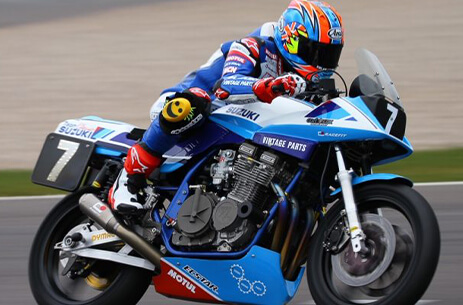 Phiên bản “độ” màu xanh Suzuki Katana 1100 của Team Classic Suzuki.